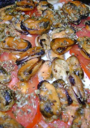 Una foto de Pizza bianca con mejillones