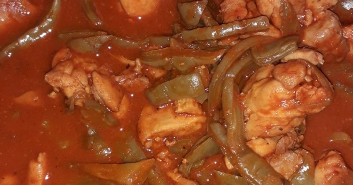 Muslos de pollo en salsa roja con nopales Receta de Esther Soto- Cookpad