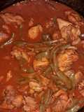 Muslos de pollo en salsa roja con nopales
