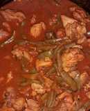 Muslos de pollo en salsa roja con nopales
