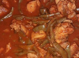 Una foto de Muslos de pollo en salsa roja con nopales