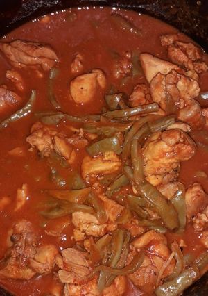 Una foto de Muslos de pollo en salsa roja con nopales