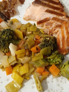 Una foto de Salmón con verduras