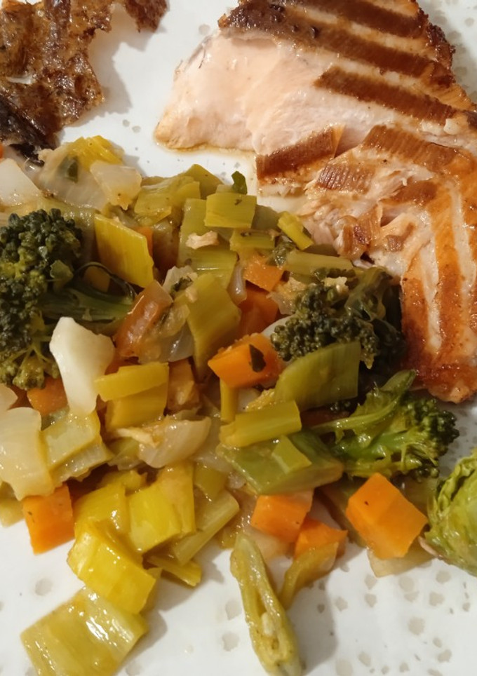 Una foto de Salmón con verduras