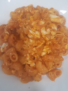 Una foto de Galets con tomate y huevo