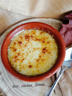 Una foto de Sopa de ajo gratinada