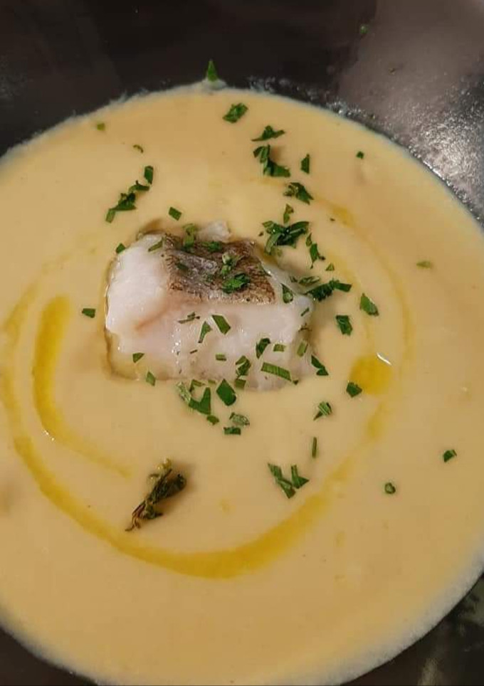Una foto de Crema de puerros con bacalao