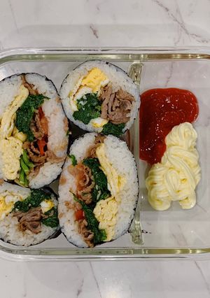Hình của món Lunch Box: Oginirazu - sandwich cơm.