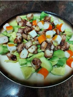 Una foto de Aguacate con pulpo y palitos