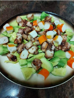 Una foto de Aguacate con pulpo y palitos