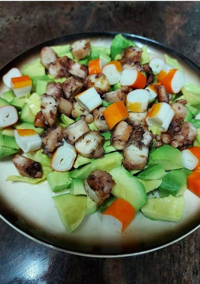 Una foto de Aguacate con pulpo y palitos