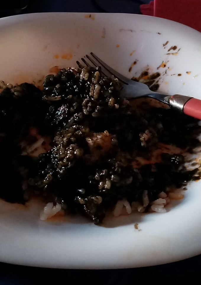 Una foto de Arroz blanco con calamares en su tinta