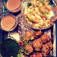 A picture of Oats+poha pakoda and oats+poha bhel with hari chutney.