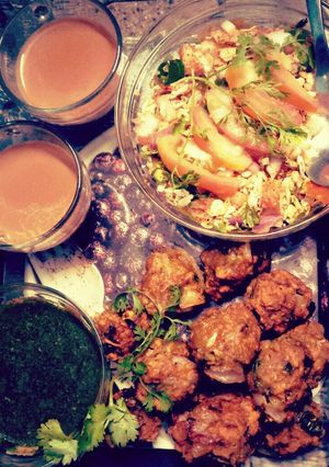 A picture of Oats+poha pakoda and oats+poha bhel with hari chutney.