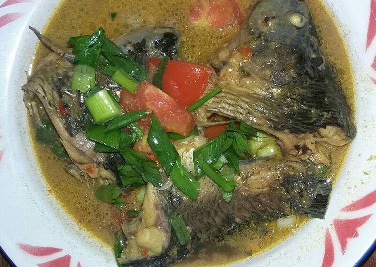 Cara mudah Membuat Ikan mas kuah santan yang mudah
