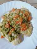 Petto di pollo al latte con piselli e carote