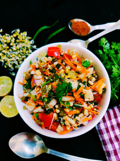 अंकुरित सलाद (ankurit salad recipe in Hindi) रेसिपी मुख्य फोटो