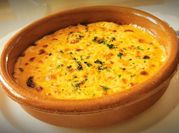 Una foto de merluza bechamel