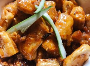 Hình của món Gà chíp và đậu phụ chiên sốt mắm.