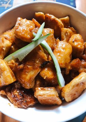 Hình của món Gà chíp và đậu phụ chiên sốt mắm.