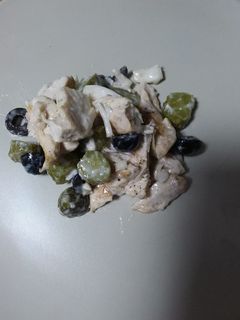 Una foto de Ensalada de pollo  y pepinillos 🥒con  yogur🥛