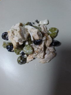 Una foto de Ensalada de pollo y pepinillos 🥒con yogur🥛