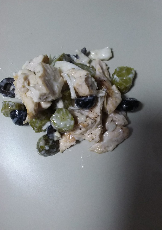 Una foto de Ensalada de pollo  y pepinillos 🥒con  yogur🥛