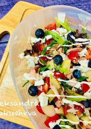 A picture of Salad with smoked salmon and canned pear.