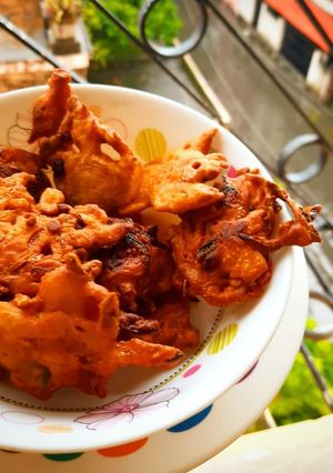 "পেঁয়াজি" বা "পেঁয়াজের পকুরি" (piyaji recipe in Bengali) রেসিপির প্রধান ছবি