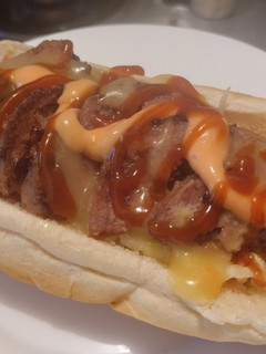 Una foto de Sándwich de cerdo y ensalada fresca🥙🌯🍖