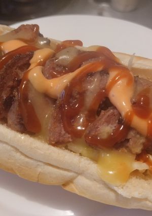 Una foto de Sándwich de cerdo y ensalada fresca🥙🌯🍖