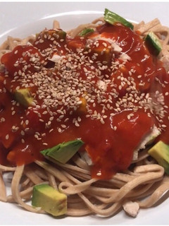 Una foto de Fideos con palta y pollo con salsa de tomate