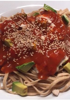 Una foto de Fideos con palta y pollo con salsa de tomate