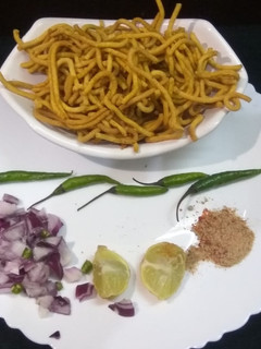 बेसन के सेव (Besan ke sev recipe in Hindi) रेसिपी मुख्य फोटो