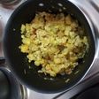 Huevos revueltos con papas fritas en cubos, cebolla y arroz
