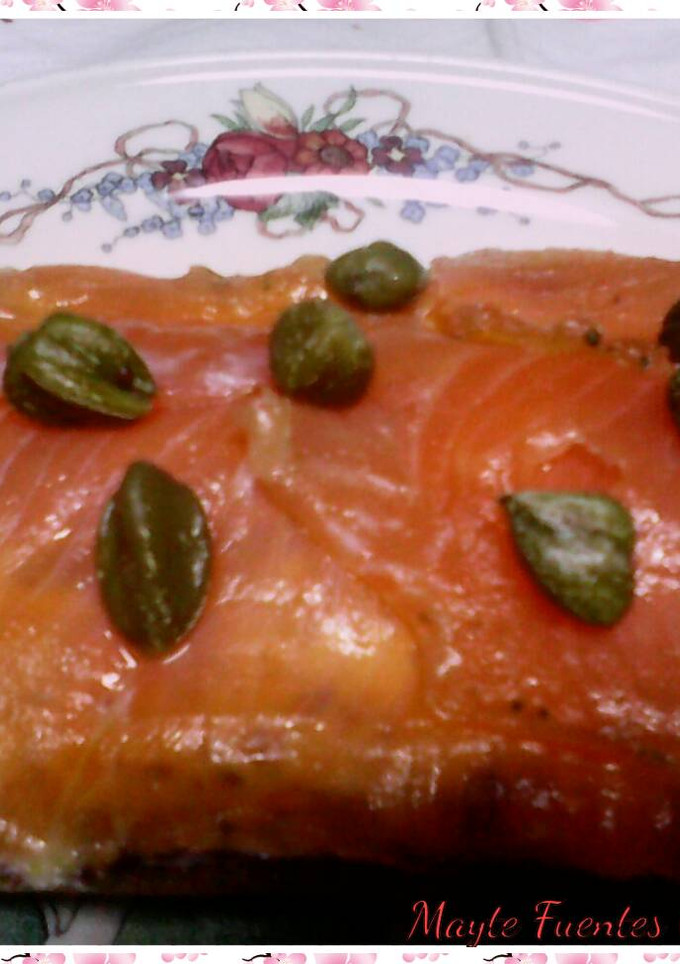 Una foto de Tosta de salmón marinado