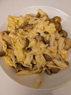 鴻禧菇炒蛋(低醣生酮餐)(簡單料理)(快速料理)(素食料理)(清冰箱料理) 的食譜成品照片