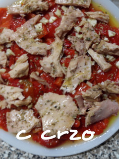 Una foto de Ensalada de pimiento y bonito casero