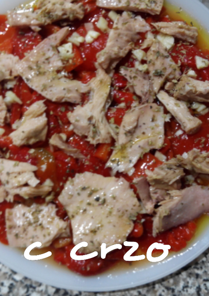 Una foto de Ensalada de pimiento y bonito casero