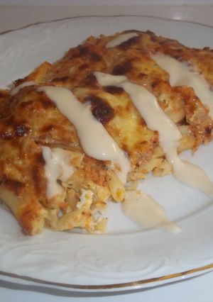 Una foto de Pastel de macarrones con salsa de queso azul