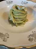Spaghetti pesto di noci con salsa di noci e parmigiano