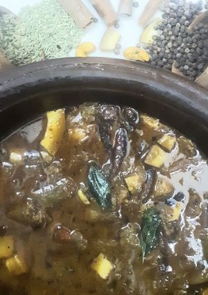 A picture of Kerala style semi dry chicken curry.