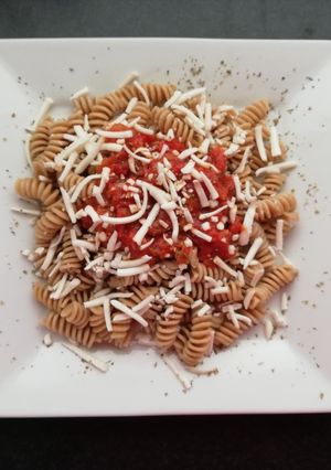 Paradicsomos-fokhagymás teljeskiőrlésű tészta recept fotója