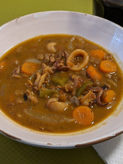 Una foto de Lentejas con calamares al curry con leche de coco