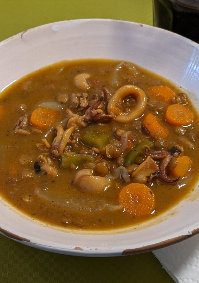 Una foto de Lentejas con calamares al curry con leche de coco