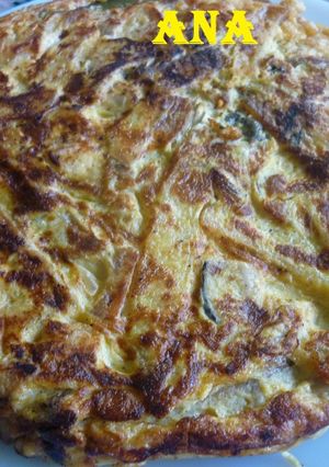 Una foto de Tortilla de papas con salsa de hongos