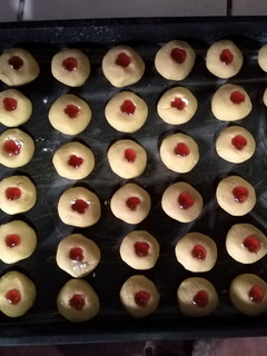 Una foto de Galletas de mantequilla con jalea de fresa
