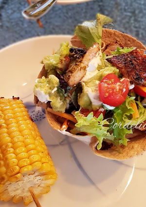 Foto resep Tortilla salad bowl & Jamaican chicken