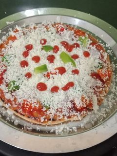 ભાખરી પીઝા (Bhakhri Pizza Recipe In Gujarati) રેસીપી મુખ્ય ફોટો