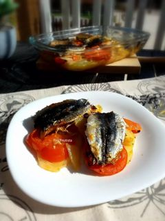Una foto de Sardinas especiadas al horno con patatas